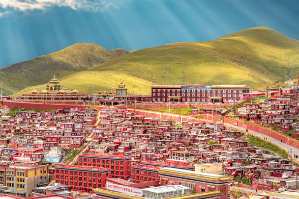 A Larung Gar-i larung akadémia látképe Tibetben - Fotó, kép