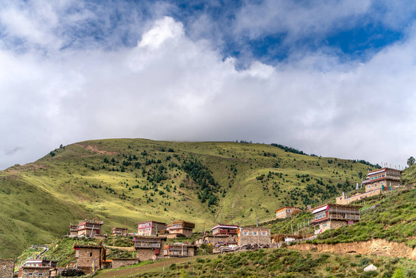 Погляд на традиційне маленьке тибетське віддалене село і родинний дім на Тибеті. - Фото, зображення