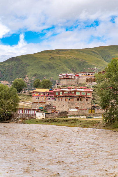 A vista da tradicional pequena aldeia remota tibetana e da casa de família no Tibete - Foto, Imagem