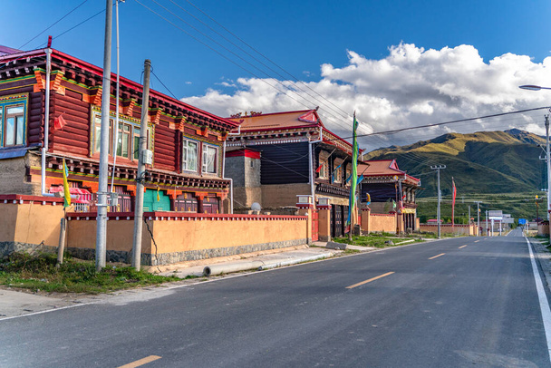 A vista da tradicional pequena aldeia remota tibetana e da casa de família no Tibete - Foto, Imagem