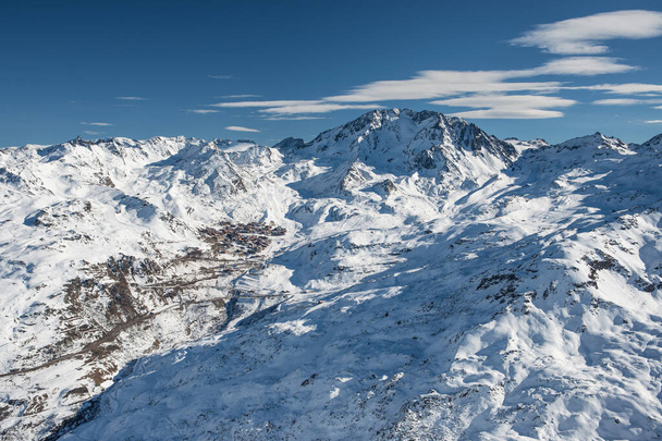 Les Menuires resort no inverno. Alpes franceses no inverno, montanhas nevadas na França Europa - Foto, Imagem