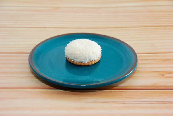 сладкий десерт зефир в сахарной крошке - Фото, изображение