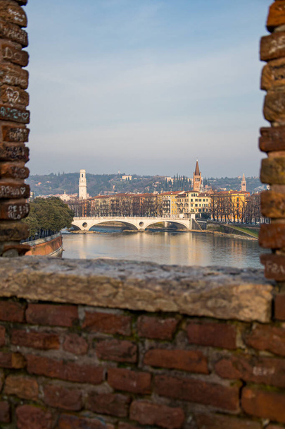 Näkymät Veronan historialliseen keskustaan ja Adige-joelle - Valokuva, kuva