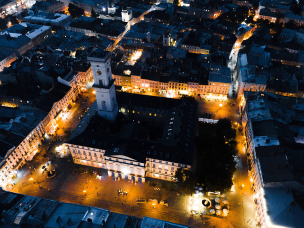 éjszakai légi felvétel a régi európai városról, szűk utcákkal. másolás helye - Fotó, kép
