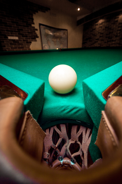 Широкий кут пострілу білий м'яч в більярдній кишені
 - Фото, зображення