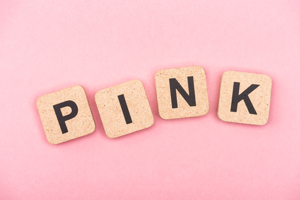 vista superior de la palabra rosa en cubos - Foto, Imagen