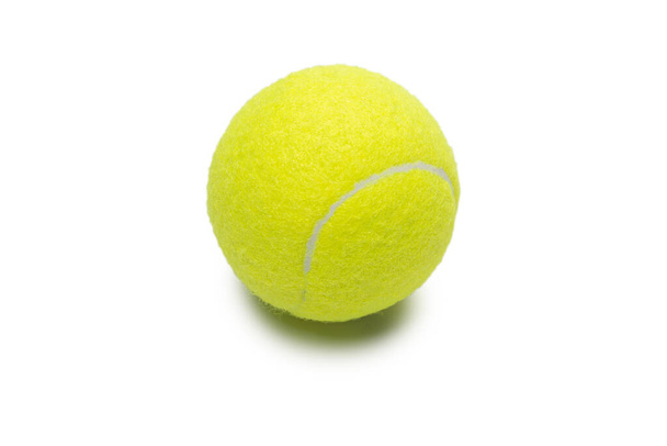 Beyaz arkaplanda izole edilmiş tenis topları.  - Fotoğraf, Görsel