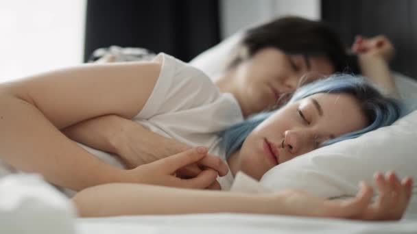 Handheld video van lesbisch paar slapen samen in bed. Opgenomen met RED helium camera in 8K. - Video