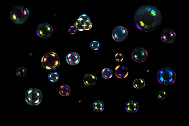 Mýdlové bubliny izolované na černém pozadí. Kopírovat prostor.  - Fotografie, Obrázek