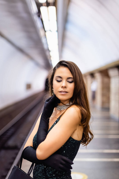 mulher sedutora em elegante vestido preto de pé na plataforma metro - Foto, Imagem