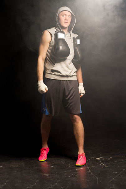 muskulöser junger Boxer bereitet sich auf einen Kampf vor - Foto, Bild
