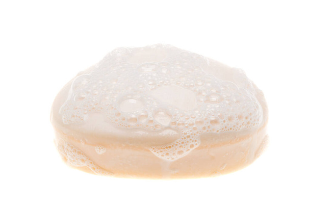 köpüklü sabun beyaz arkaplanda izole edildi - Fotoğraf, Görsel