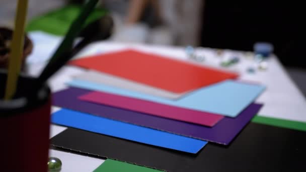 Pöydällä on vuorattu paperi väripaletti. Sateenkaarikoostumus. Luova ajattelu - Materiaali, video
