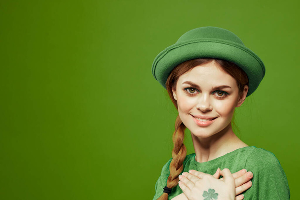 st patricks den šťastná žena zelená tričko klobouk shamrock dovolená zábava - Fotografie, Obrázek