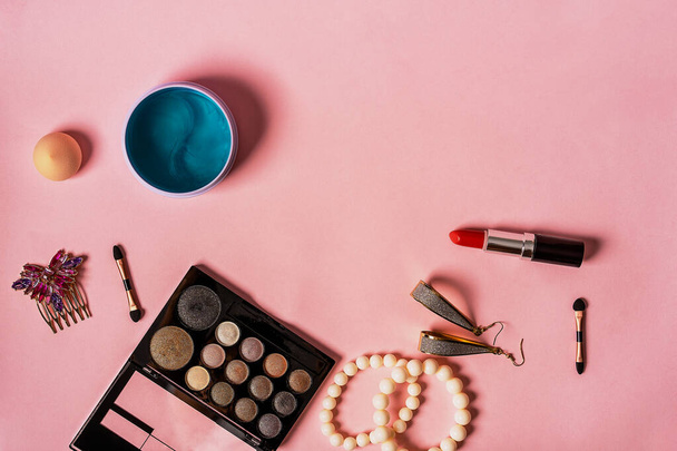Accessoires voor vrouwen schoonheid van het gezicht en haar en andere make-up producten zijn op een roze achtergrond, een plek voor tekst. Het concept van schoonheid voor modieuze vrouwen - Foto, afbeelding