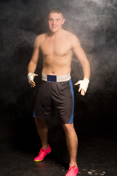 jonge bokser klaar voor een strijd hyped-up - Foto, afbeelding
