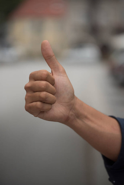 pouce levé, geste de la main qui symbolise l'approbation et la positivité - Photo, image