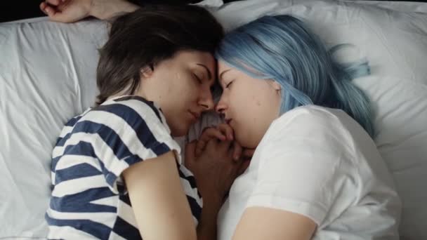 Закрыть видео, где пара лесбиянок спит на кровати. Съемка с красной гелиевой камерой в 8K. - Кадры, видео