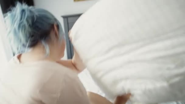 Відстежувати відео лесбійської пари весело під час бою з подушками. Знімок з гелієвою камерою RED у 8K
. - Кадри, відео