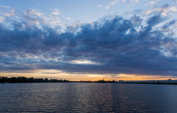 Hermosa puesta de sol en el lago, Burdeos Lac. Francia - Foto, Imagen