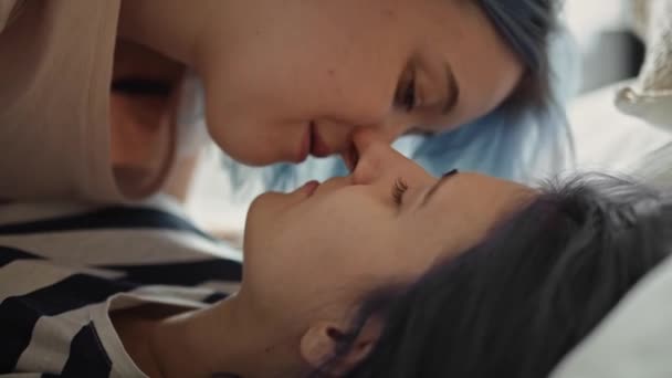 Крупним планом відео лесбійської пари інтимно цілується в ліжку. Знімок з гелієвою камерою RED у 8K
 - Кадри, відео