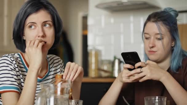 Vídeo de mano de lesbianas ofendidas durante el desayuno. Fotografía con cámara de helio RED en 8K. - Metraje, vídeo