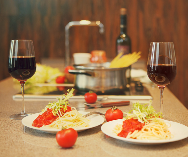 Spaghetti with tomato sauce and red wine in a kitchen - Valokuva, kuva