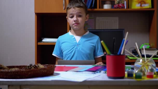 Mavi Tişörtlü Ciddi Çocuk Renkli Kağıt 'ta Gri Elleri Gösteriyor - Video, Çekim
