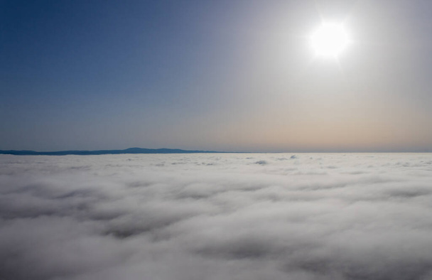 Kuumailmapallo Alentejon alueella, pilvien yläpuolella. Portugali. - Valokuva, kuva