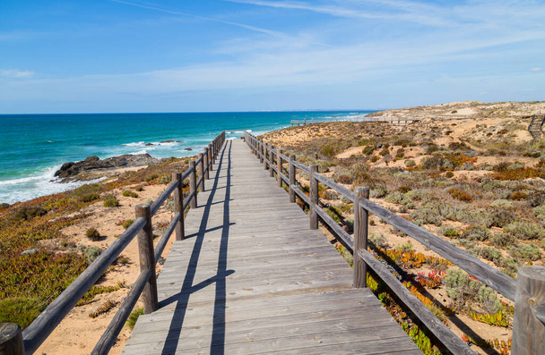 Ξύλο πέρασμα σε μια παραλία κοντά Vila Nova de Milfontes, Alentejo, Πορτογαλία - Φωτογραφία, εικόνα