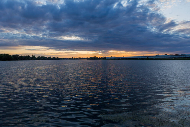 Hermosa puesta de sol en el lago, Burdeos Lac. Francia - Foto, Imagen