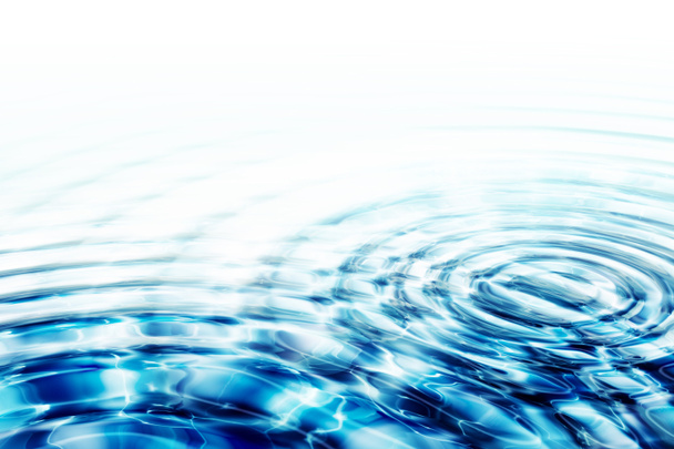Kristallklares Wasser mit zwei Wellen - Foto, Bild