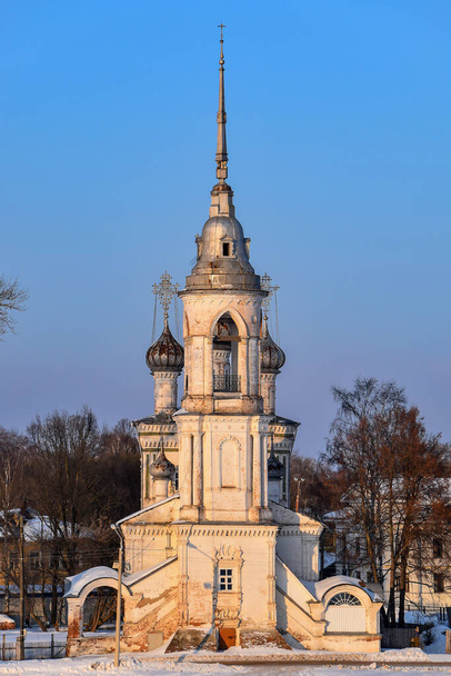 Beautiful church on the banks of the Vologda River in the rays of the setting sun - Foto, immagini