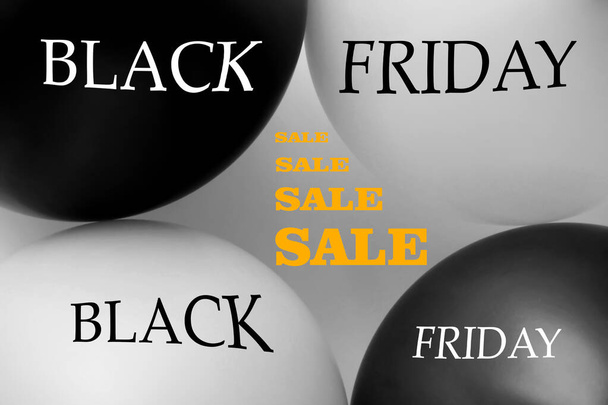 Duas bolas pretas e duas brancas com as palavras "Black Friday" e a inscrição Sale in the middle. - Foto, Imagem