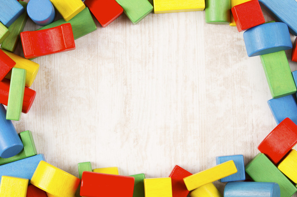 Spielzeugblöcke Rahmen, mehrfarbige Holzbausteine, Gruppe von bunten Spielsteinen - Foto, Bild