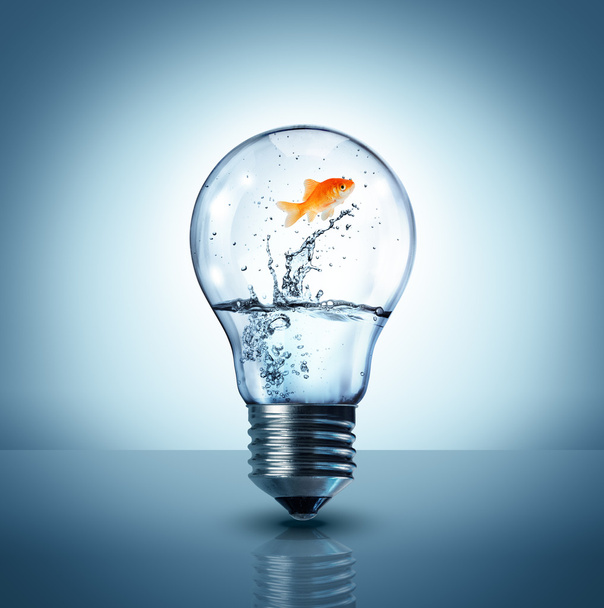 Concetto di cambiamento energetico - pesci rossi che saltano in una lampadina - up
 - Foto, immagini