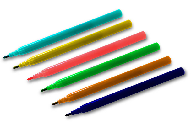 Set di pennarelli colorati da primo piano isolati su fondo bianco. Matite colorate per disegnare close-up view top - Foto, immagini