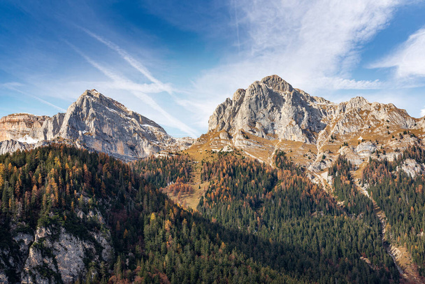 Brenta Dolomites (Dolomiti di Brenta) en invierno, lado este, visto desde el lago Tovel (Lago di Tovel). Parque Nacional de Adamello Brenta. Trentino Alto Adige, provincia de Trento, Italia, Europa. - Foto, Imagen