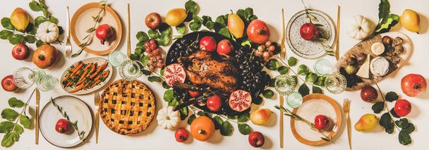 Autumn Thanksgiving, Friendsgiving, family gathering dinner table setting. Flat-lay of Fall decorated table with roasted duck in seasonal fruits, vegetables, cheese board, apple pie and wineglasses - Foto, Imagen