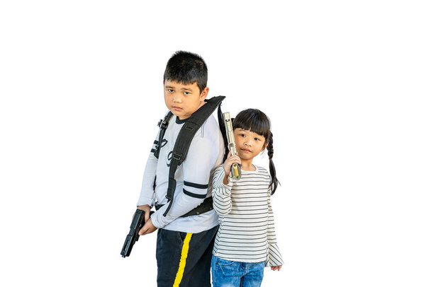 Asiático chico & chica (hermano hermana) usando un cinturón individual arnés tirantes o militar Y correa de hombro jugar actuando de pie y sostener el modelo de arma en la mano aislado con camino de recorte - Foto, imagen