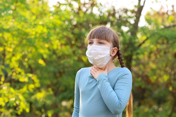 Маленька дівчинка страждає алергією на відкритому повітрі
 - Фото, зображення