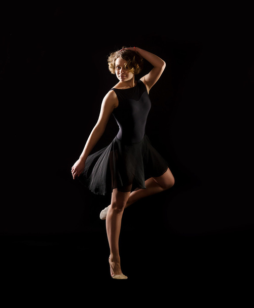Bailarina sobre fondo negro
 - Foto, imagen
