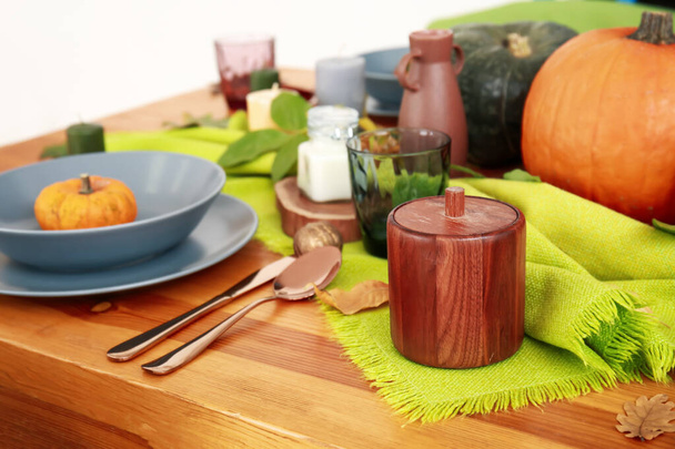 Красива обстановка столу з гарбузами і осіннім листям в їдальні
 - Фото, зображення