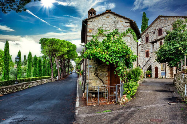 Malebné vesnické domy a silnice s živou letní oblohou v San Sano, Toskánsko Itálie.  - Fotografie, Obrázek