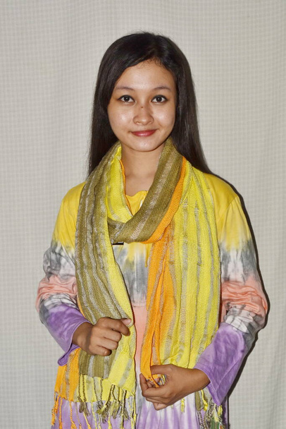 Krásné jihovýchodní asijské ženy na sobě krásné pletené šály nebo pašima a barevné kravaty barviva košile, sladce se usmívá - Fotografie, Obrázek