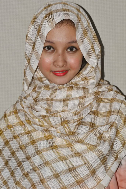 Красивые женщины Юго-Восточной Азии, одетые в красивые вязаные шарфы или пасиму и красочные красители галстуков, сладко улыбающиеся - Фото, изображение