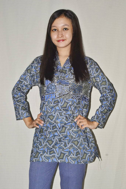 Belles femmes d'Asie du Sud-Est portant de belles chemises colorées de teinture cravate, souriant doucement, ne se concentrant pas et image de bruit - Photo, image