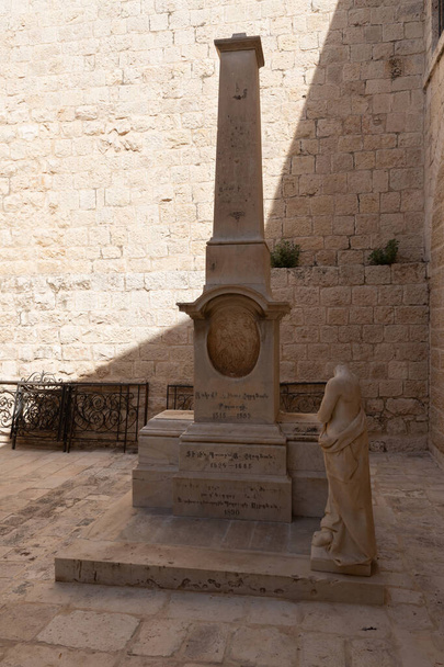 Bölgedeki mezar taşı Kiva Hanedanı - Eski şehrin Kudüs, İsrail 'deki Ermeni mahallesindeki Ermeni mezarlığı - Fotoğraf, Görsel