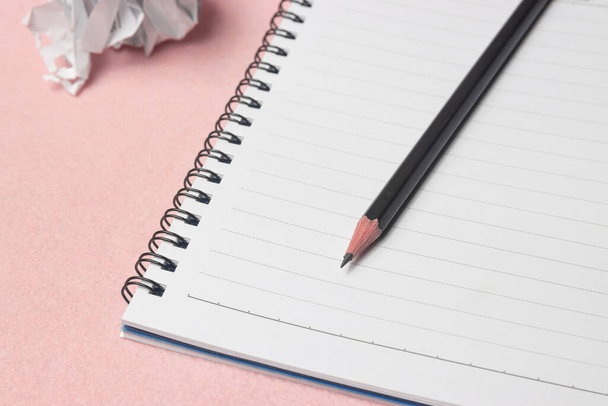 Bloc de notas o cuaderno con lápiz sobre fondo rosa - Foto, imagen