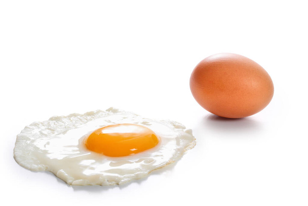 huevo frito aislado sobre fondo blanco, desayuno, huevo - Foto, imagen